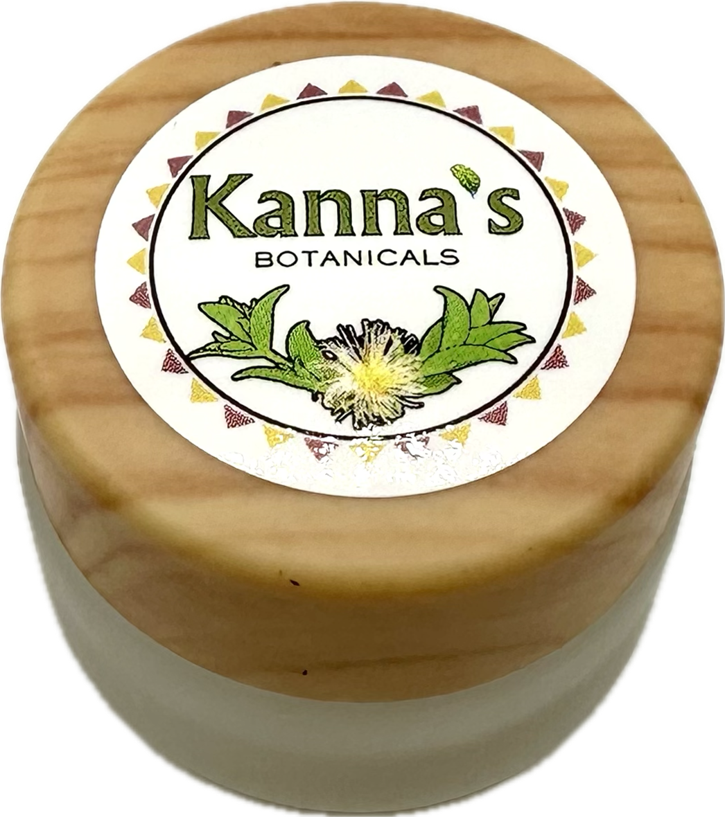 Small opaque glass 1g jar with a wooden lid with Kanna's Botanicals logo sticker on top. 
Product: Kanna Full Spectrum Extract  Powder (1g jar). 
- Kanna's Botanicals LLC